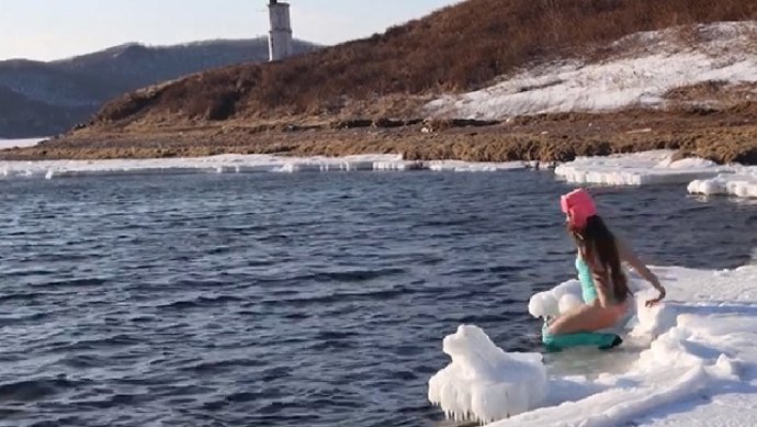 Esta mujer practica la natación invernal en las frías aguas de Rusia