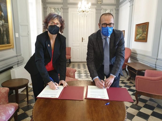 Firma del convenio entre Felipe Faci y Rebeca Esnaola