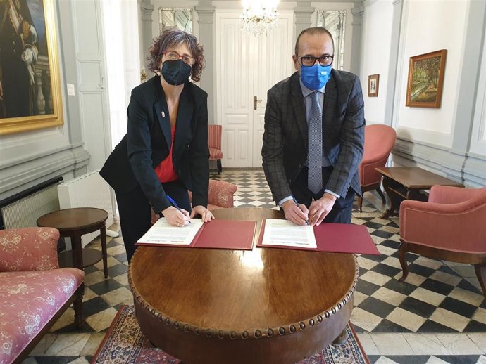 La consejera de Cultura, Rebeca Esnaola, firma el convenio de colaboración con el consejero de Educacion y Cultura de Aragón.
