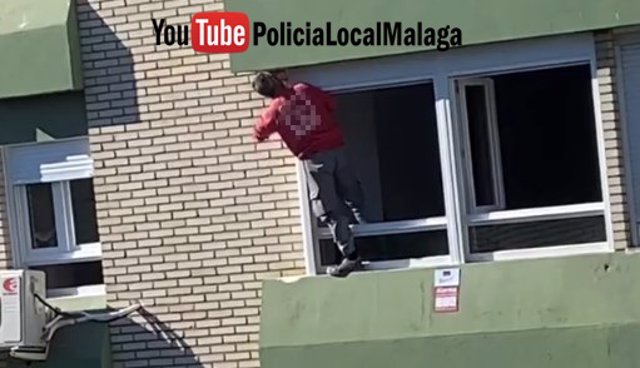 Denunciada la acción de un trabajador que sellaba una ventana a 20 metros de altura sin protección