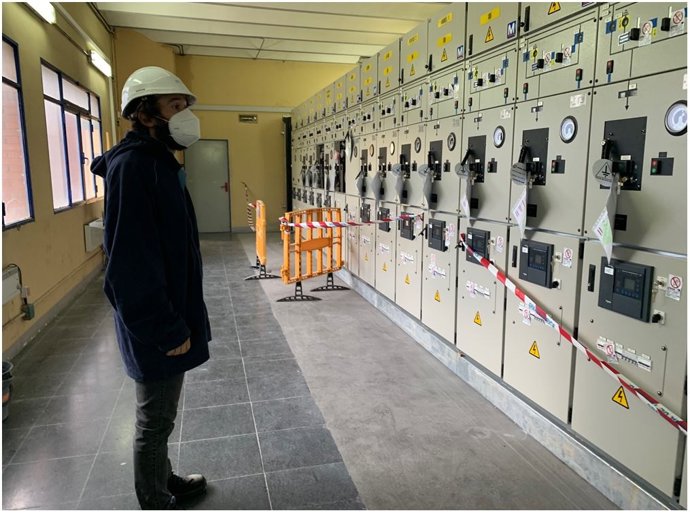 Un técnico revisa las nuevas instalaciones de la subestación de Penitents, en Barcelona.