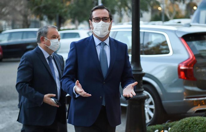 El presidente de la CEOE, Antonio Garamendi (c), a su llegada a un desayuno informativo de Fórum Europa, en una imagen de archivo.