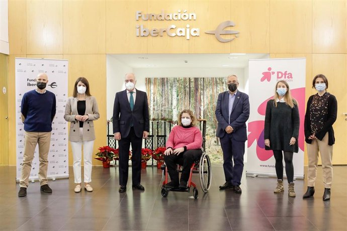 El presidente de Fundación Ibercaja,  José Luis Rodrigo, y la presidenta de Fundación DFA, Marta Valencia, en la firma del convenio entre ambas entidades.