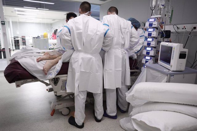 Varios enfermeros atienden a una paciente en la UCI del Hospital Enfermera Isabel Zendal, a 23 de noviembre de 2021, en Madrid (España). 