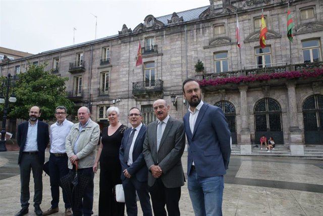 Archivo - Imagen de representantes municipales y autonómicos tras el acuerdo alcanzado en 2018 por Ayuntamiento y Gobierno para rehabilitar el Palacio Municipal