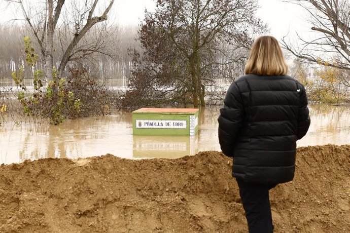 Una mujer observa la crecida extraordinaria del río Ebro.