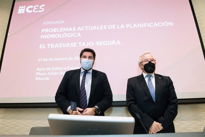 El presidente de la Región de Murcia, Fernando López Miras, junto al presidente del CES, José Antonio Cobacho, durante la inauguración de la jornada 'Problemas actuales de la planificación hidrológica: el trasvase Tajo-Segura'