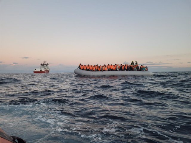 El 'Ocean Viking' rescata a decenas de migrantes en el Mediterráneo