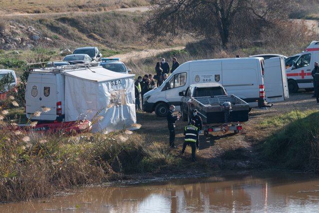 Varios agentes trabajan en el dispositivo que ha hallado el cuerpo de Pablo Sierra en el Guadiana, el joven de 21 años desaparecido en Badajoz, a 17 de diciembre de 2021, en Badajoz, Extremadura, (España).