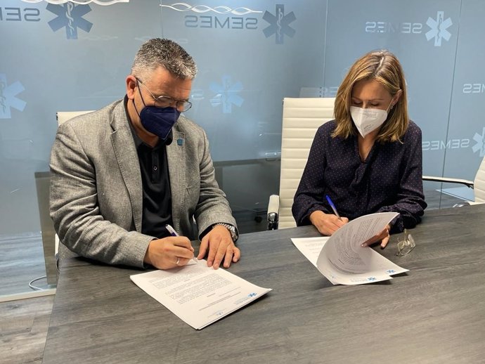 El presidente de SEMES, Tato Vázquez, junto a la presidenta de la POP, Carina Escobar, durante la firma del acuerdo.