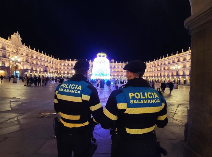 Policías Locales en el dispositivo especial de la pasada noche en Salamanca, en la que estaba suspendido el 'Fin de Año Universitario'.