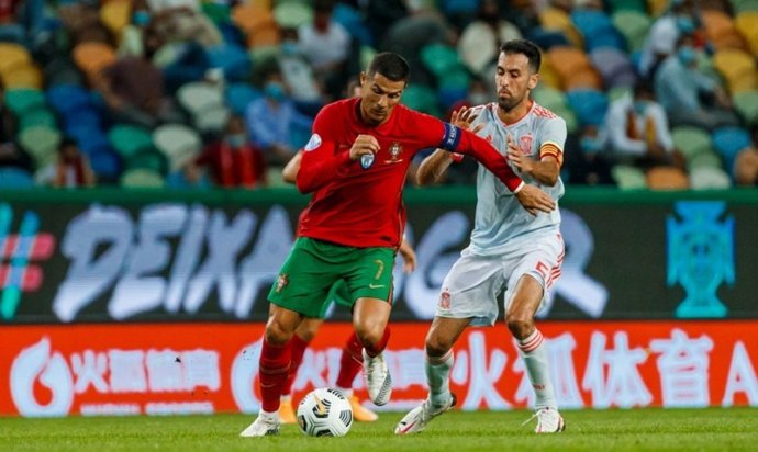 Archivo - Cristiano Ronaldo ante Busquets en el amistoso de Portugal y España