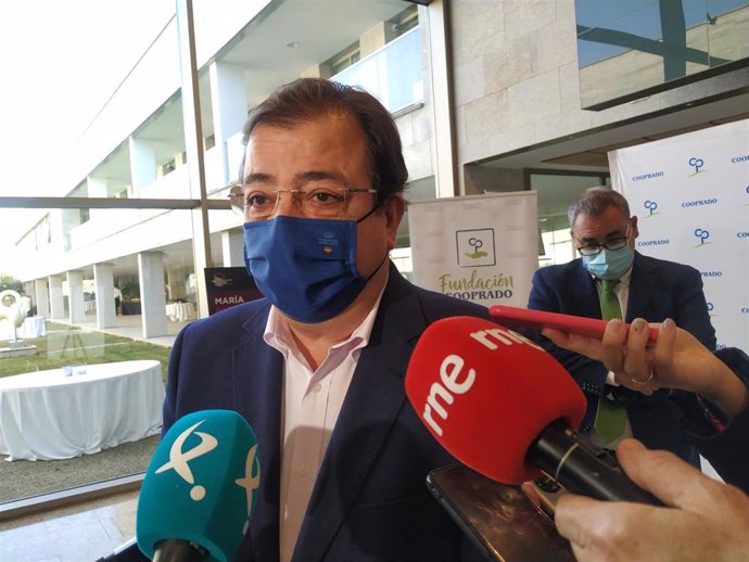 El presidente de la Junta, Guillermo Fernández Vara, atiende a los medios de comunicación en Cáceres.