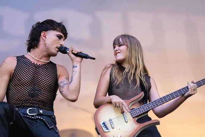 Archivo - Italian singer Damiano David, and bassist Victoria De Angelis during of Italian rock band Maneskin perform on stage during a concert held as part of the Nova Rock Encore music festival. 