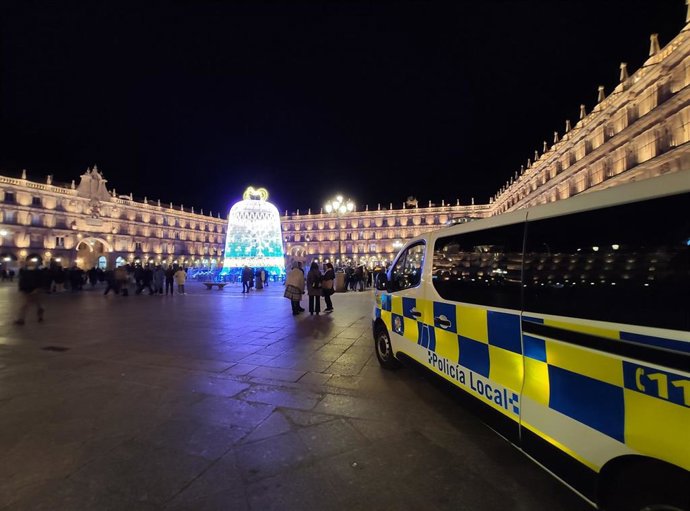 Operativo de la Policía Local la pasada noche con motivo de la suspensión del 'Fin de Año Universitario'.
