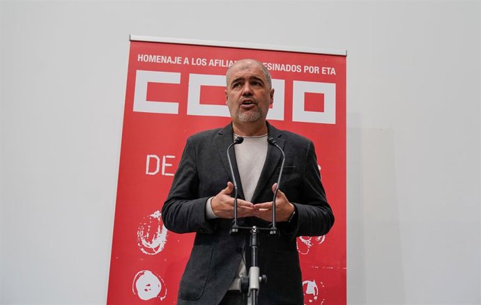 El secretario general de CCOO, Unai Sordo, al inicio de un homenaje a los miembros del sindicato asesinados por ETA, en el Palacio Europa, a 10 de diciembre de 2021, en Vitoria, Euskadi (España). Con este acto quieren conmemorar a los doce afiliados del