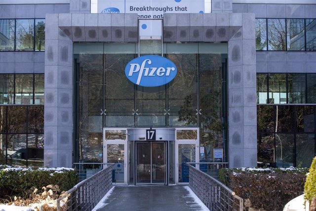 Archivo - 11 February 2021, Belgium, Brussels: A general view of the main entrance of headquarters of the American pharmaceutical company Pfizer.