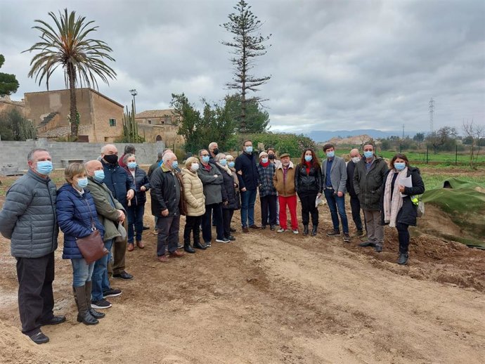 Visita del alcalde Jose Hila, la regidora de Infraestructuras y Accessibilitat, Angélica Pastor, el regidor de Participación Ciudadana, Alberto Jarabo y el coordinador de Distrito Poniente, Manuel Fernández,  junto a entidade vecinales en Son Flor.