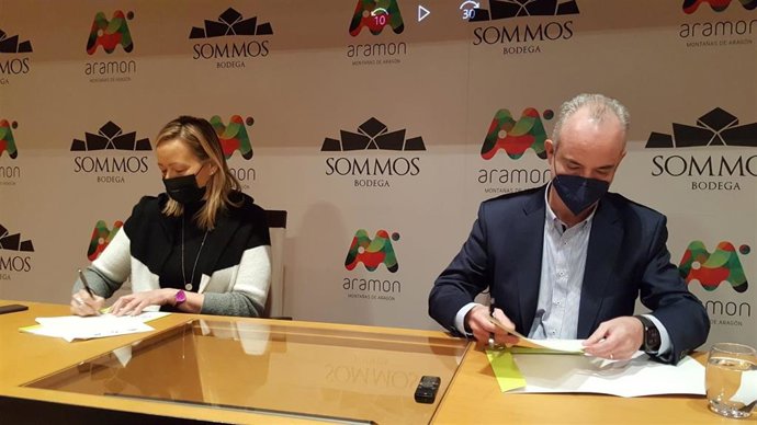 La consejera de Economía y presidenta de Aragón, Marta Gastón, participa en la firma del convenio entre Aramón y Sommos, en Barbastro (Huesca).