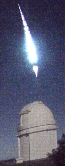 La Gemínida sobre el telescopio de apertura del Observatorio de Calar Alto en Almería