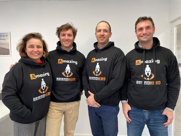 Mariví Hernández-Ros, co-fundadora de Amazing; Joaquín Otamendi, co-fundador y consejero delegado de Amazing y director de marketing en BrandHero; Lucas Villanueva, COO de BrandHero, y Antón Suárez, co-fundador de Amazing