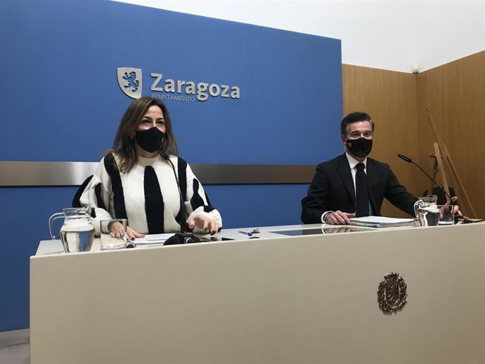 La consejera municipal de Servicios Públicos y Movilidad del Ayuntamiento de Zaragoza, Natalia Chueca, y el consesjero de Urbanismo, Víctor Serrano