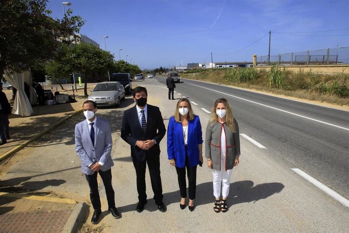 Archivo - La consejera Marifrán Carazo, en la mejora de seguridad vial mediante adecuación a tramo urbano de la antigua C-441 desde la intersección con A-2077 hasta el Hospital.