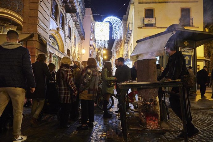 Detalle en la calle Sierpes durante el encendido de las luces de Navidad, a 25 de noviembre de 2021