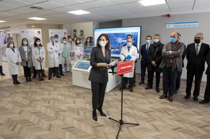 La presidenta de la Comunidad de Madrid, Isabel Díaz Ayuso, interviene durante su visita al único sistema de radioterapia de precisión molecular guiada por resonancia magnética que existe en España, en el Hospital Carlos III, a 17 de diciembre de 2021, 