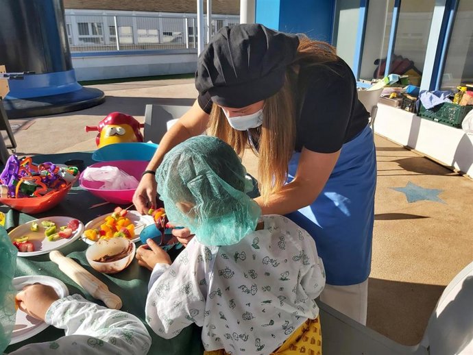 Taller de dulces navideños organizado en el Virgen del Rocío para los pacientes pediátricos.