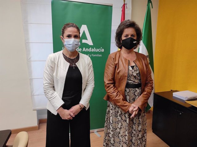 Catalina García (d), junto a la delegada de Salud en Jaén, Trinidad Rus.