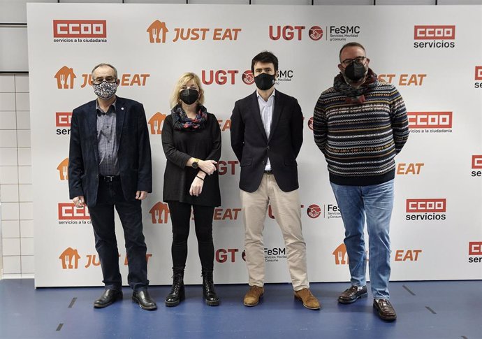 Chema Martínez y Juana Olmedo (CCOO), Patrik Bergareche (Just Eat) y Álvaro Vicioso (UGT) en la formalización del acuerdo