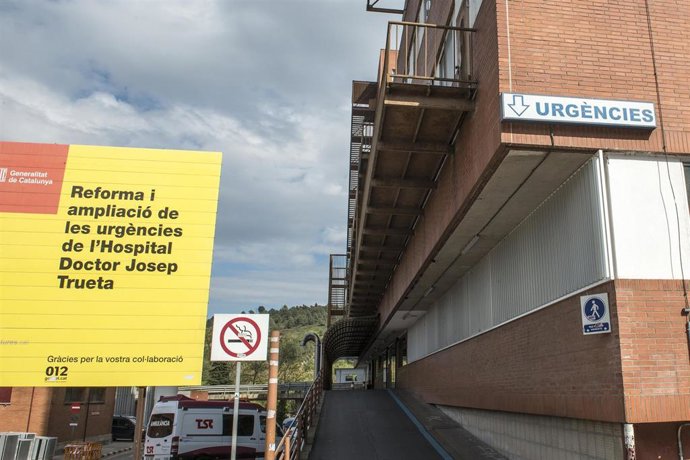 Archivo - Cartel en la entrada a Urgencias en el que se anuncia la reforma y la ampliación del Hospital Universitario de Girona Doctor Josep Trueta.