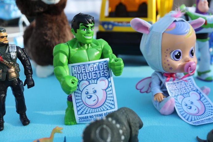 Varios juguetes colocados como si hicieran una protesta, durante el cierre de la campaña huelga de juguetes, promovida por el Ministerio de Consumo.