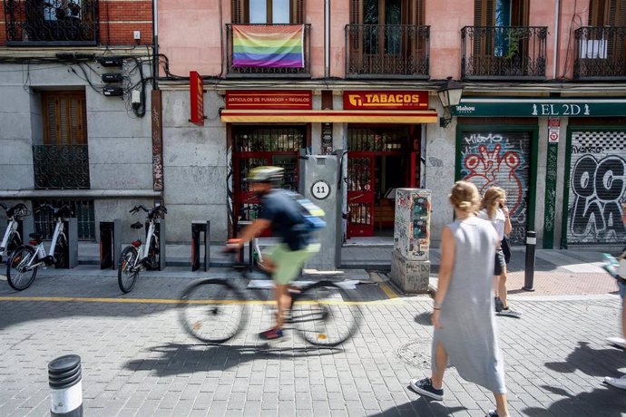 Archivo - Varias personas pasean por una de las calles del barrio de Malasaña.