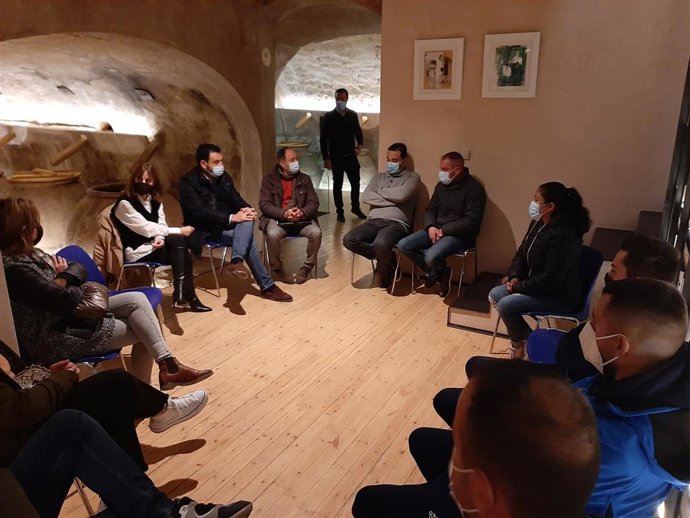 La directora general de Agricultura, Industria Alimentaria y Cooperativismo Agrario, Remedios García, reunida con jóvenes agricultores de los términos municipales de Cehegín y Caravaca de la Cruz