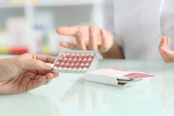 Archivo - Girl buying contraceptive pills in a pharmacy