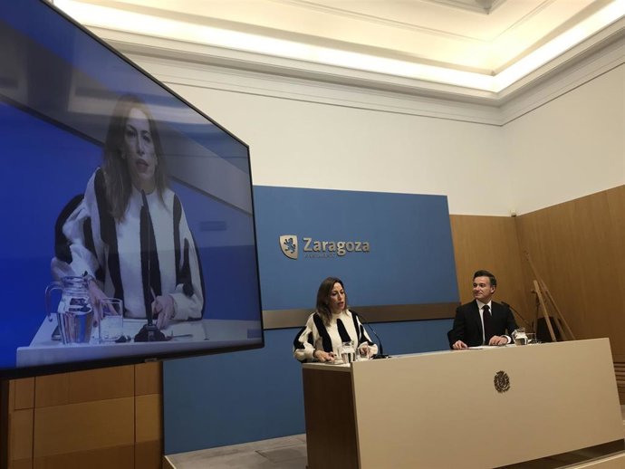 La consejera municipal de Servicios Públicos y Movilidad del Ayuntamiento de Zaragoza, Natalia Chueca y el consejero municipal de Urbanismo del Ayuntamiento de Zaragoza, Víctor Serrano
