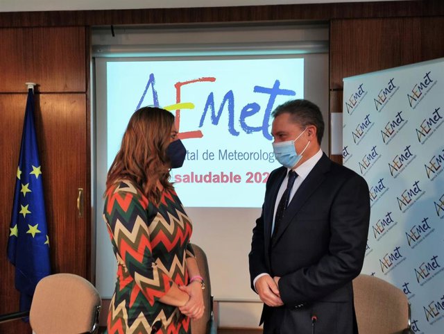 La delegada del gobierno en Castilla y León, Virginia Barcones, junto al jefe de Predicción de la AEMET en la Comunidad, Jesús Gordaliza.