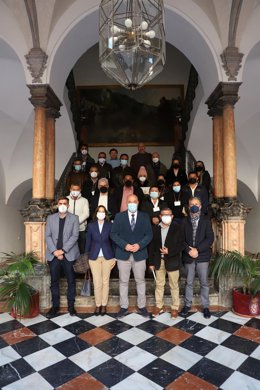 Ruiz (centro, abajo), con Hernández (izda.) y Sánchez (dcha.), posan, junto a la delegación de Honduras, en el Palacio de la Merced.