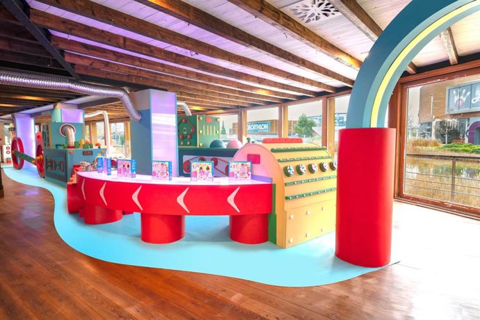 La Fábrica de Juguetes de Papá Noel y los Reyes Magos abre en Puerto Venecia para recibir la visita de los niños.