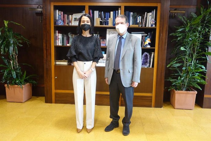 La secretaria de Estado de Transportes, Isabel Pardo de Vera, y el alcalde de Vigo, Abel Caballero.