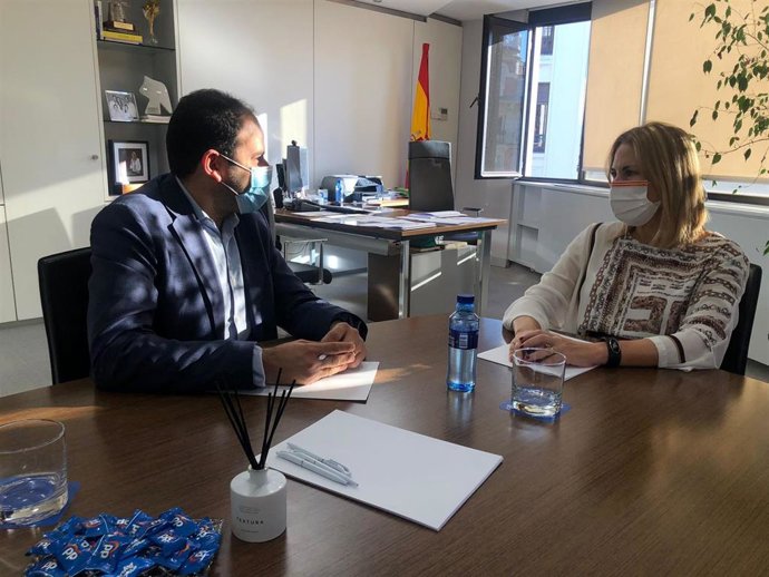 La vicesecretaria de Organización del PP, Ana Beltrán, se reúne en la sede del PP con el presidente de Sociedad Civil Catalana, Fernando Sánchez Costa.