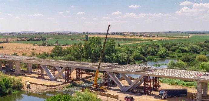 Archivo - Obras de un puente en Badajoz