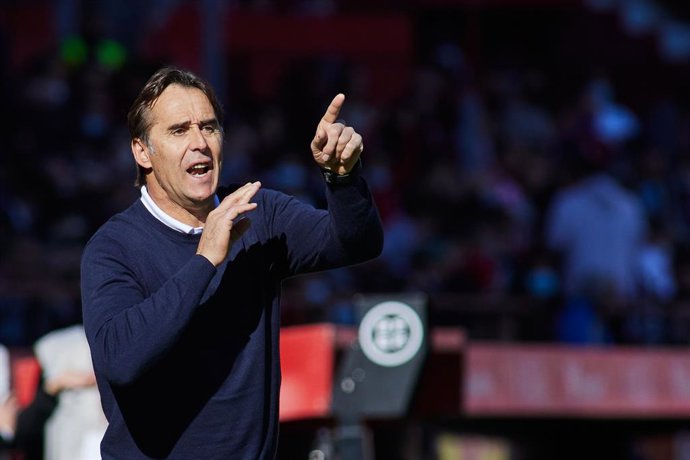 Julen Lopetegui, head coach of Sevilla, gestures during the spanish league, La Liga Santander, football match played between Sevilla FC and Villarreal CF at Ramon Sanchez-Pizjuan stadium on December 4, 2021, in Sevilla, Spain.