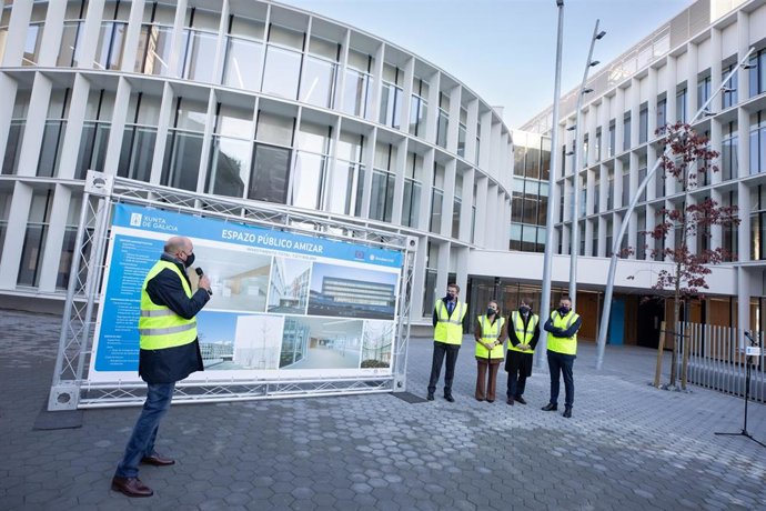 El titular del Gobierno gallego, Alberto Núñez Feijóo, visita la finalización de las obras del Espazo Amizar