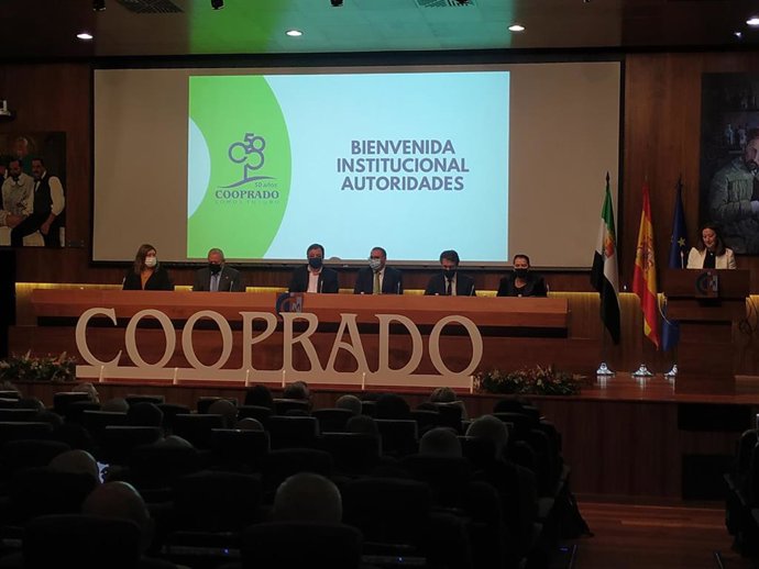 Acto institucional de celebración de los 50 años de Cooprado en el CCMI de Cáceres