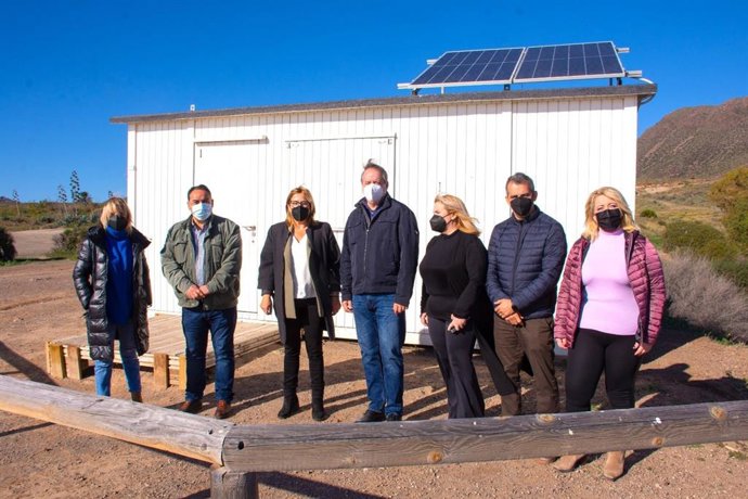 Delgado visita el módulo de playa instalado en el litoral de Níjar (Almería)