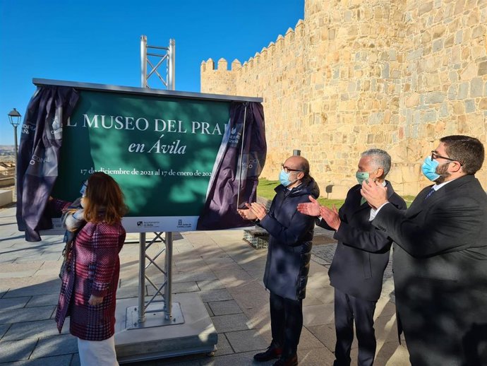 El consejero de Cultura y Turismo, Javier Ortega, inaugura en Ávila la exposición El Prado en las calles.