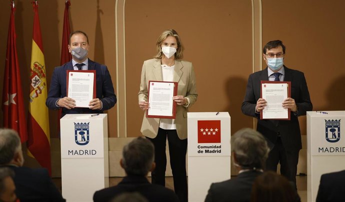 La consejera de Medio Ambiente, Vivienda y Agricultura del Gobierno regional, Paloma Martín, firma un convenio para la Cañada con los delegados de las áreas de Desarrollo Urbano, Manuel Fuentes, y de Vivienda, Álvaro González, del Consistorio madrileño.